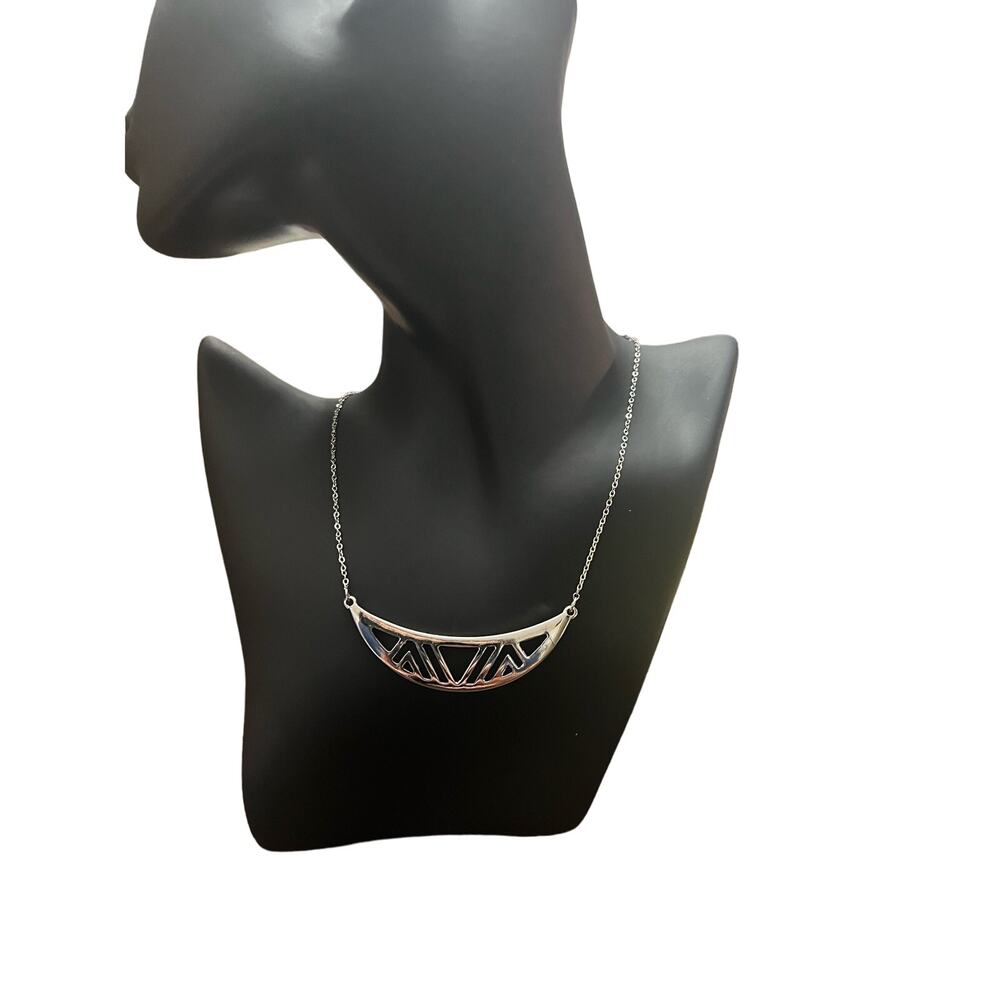 Modern Silver Geometric Pendant Necklace – Minimalist Statement Jewelry